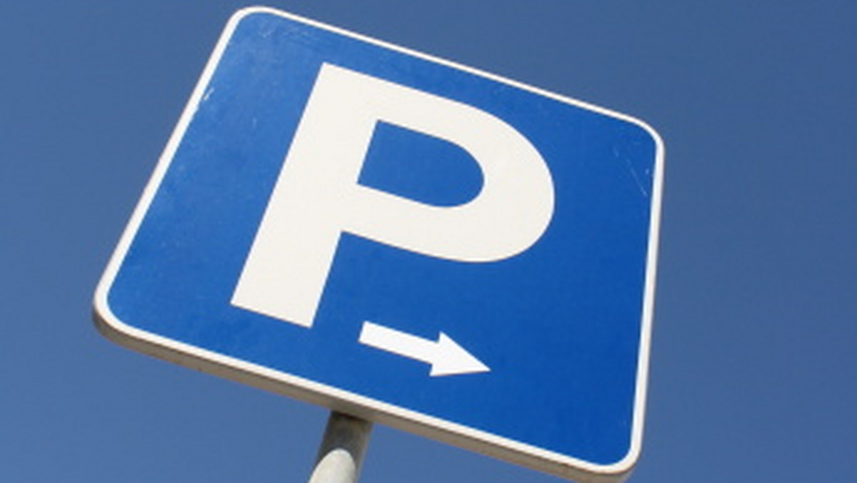 Uwaga kierowcy korzystający z płatności mobilnych za parkowanie. Wszyscy, którzy używają usług sieci Plus GSM i płacą za parking mobilnie w aplikacjach Skycash, mPay i MobiParking nie mogą już realizować transakcji za pomocą wiadomości sieciowych, czyli tzw. kodów USSD.