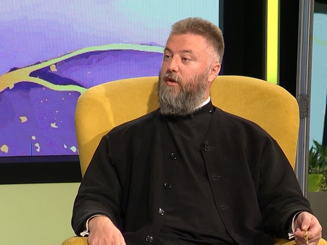 Otac Predrag Popović otkrio u čemu žene greše kad idu na pričešće: "Stave maramu, a ovo zaborave"