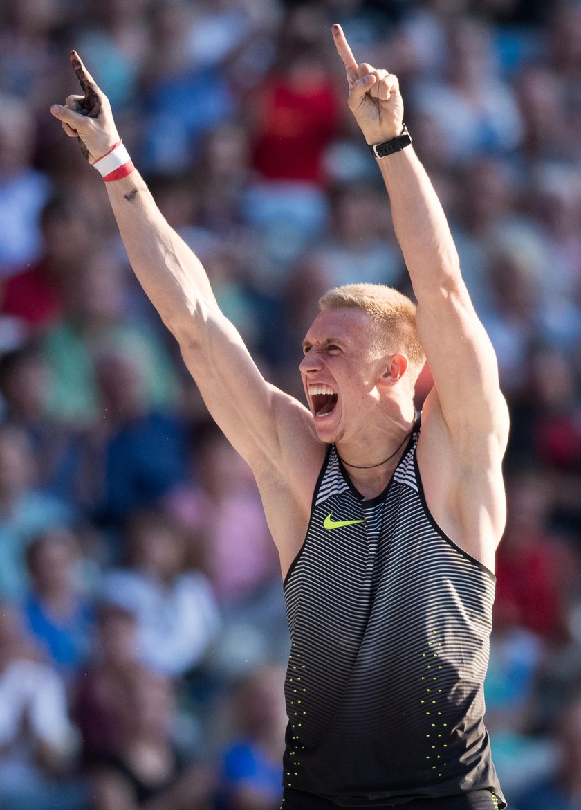 Piotr Lisek i Aleksandra Wiśnik wzięli ślub. Zobacz co sportowcy zrobili na parkiecie!