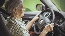 Koniec jazdy samochodem. Jak pomóc seniorom w podjęciu tej trudnej decyzji?