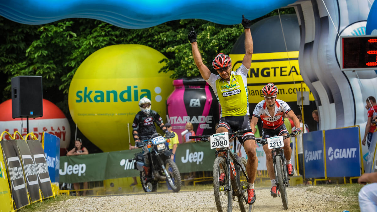 Mariusz Kowal jest coraz bliżej zwycięstwa z Pucharze Polski w maratonie MTB. Kolarz grupy JBG-2 wygrał w sobotę zawody Skandia Maraton Lang Team w Krokowej. Było to jego czwarte zwycięstwo w czterech dotychczasowych edycjach Pucharu Polski. Do końca pozostały jeszcze dwa wyścigi w Dąbrowie Górniczej i Kwidzynie. Choć Kowal wypracował już sobie solidną przewagę w klasyfikacji generalnej, to nie chce na razie przesądzać zwycięstwa.