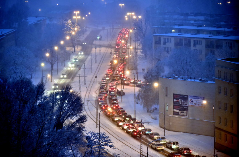 Korki w Łodzi. Śnieg pada