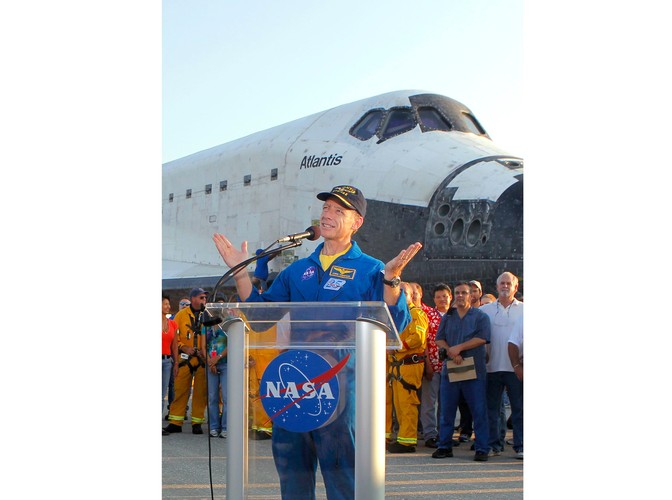 Komandor Chris Ferguson po wylądowaniu