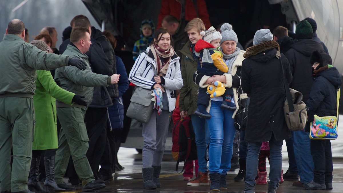 Ewakuacja Polaków z Donbasu. Na wojskowym lotnisku w Królewie Malborskim (Pomorskie) wylądowały pierwsze trzy samoloty z osobami polskiego pochodzenia, ewakuowanymi z Donbasu na wschodniej Ukrainie. W sumie 178 Polaków ma trafić do dwóch ośrodków w Rybakach i Łańsku.