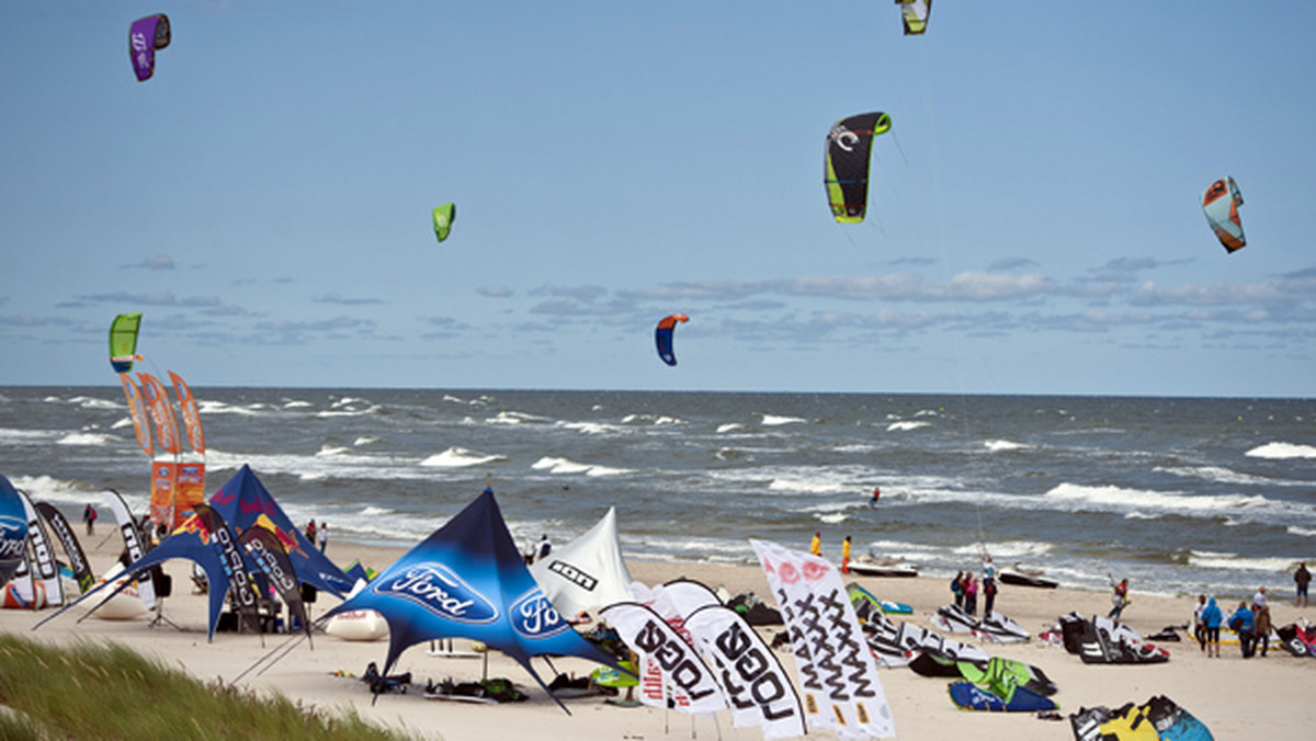 W dniach 19-21 czerwca w Rewie rozegrano II etap tegorocznych zawodów w kitesurfingu o Puchar i Mistrzostwo Polski Ford Kite Cup. Wymarzone warunki pogodowe, słońce i wiatr, o sile 12-30 węzłów umożliwił zawodnikom startującym w obu głównych konkurencjach zaprezentowanie najwyższych umiejętności.