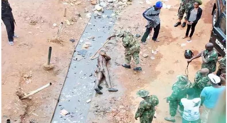 Soldiers punish civilians at Mararaba, Nasarawa State on Saturday, August 8, 2015
