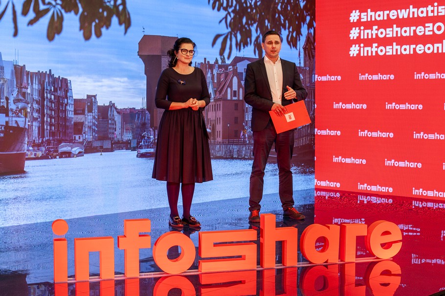 Prezydent Gdańska Aleksandra Dulkiewicz oraz CEO Infoshare Grzegorz Borowski podczas ceremonii wręczenia nagród dla najlepszych start-upów