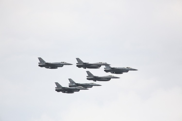 Warszawa, 15.08.2016. Przelot samolotów i śmigłowców - widok z Pałacu Kultury i Nauki. Parada lotnicza z udziałem samolotów i śmigłowców otworzyła defiladę wojskową, 15 bm. w Święto Wojska Polskiego. W przelocie nad Warszawą zaprezentowało się 18 śmigłowców: SW-4 Puszczyk, W-3 Sokół, Mi-8/Mi-17 oraz Mi-24, 10 samolotów transportowych: M-28 Bryza, C-130 Hercules i C-295M oraz szkolne PZL-130 Orlik. Przeleciało też 12 odrzutowców Su-22, MiG-29 i F-16. (cat) PAP/Leszek Szymański