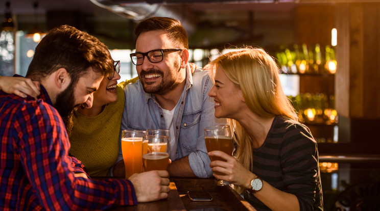 A magyarok a felmérés szerint szívesen és sokat isznak, akár buliban, akár étteremben, akár otthon /Fotó: Shutterstock