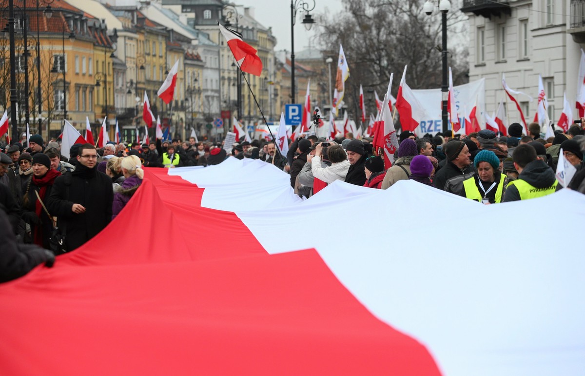 W trzecią rocznicę katastrofy smoleńskiej sympatycy PiS zebrali się pod Pałacem Prezydenckim.