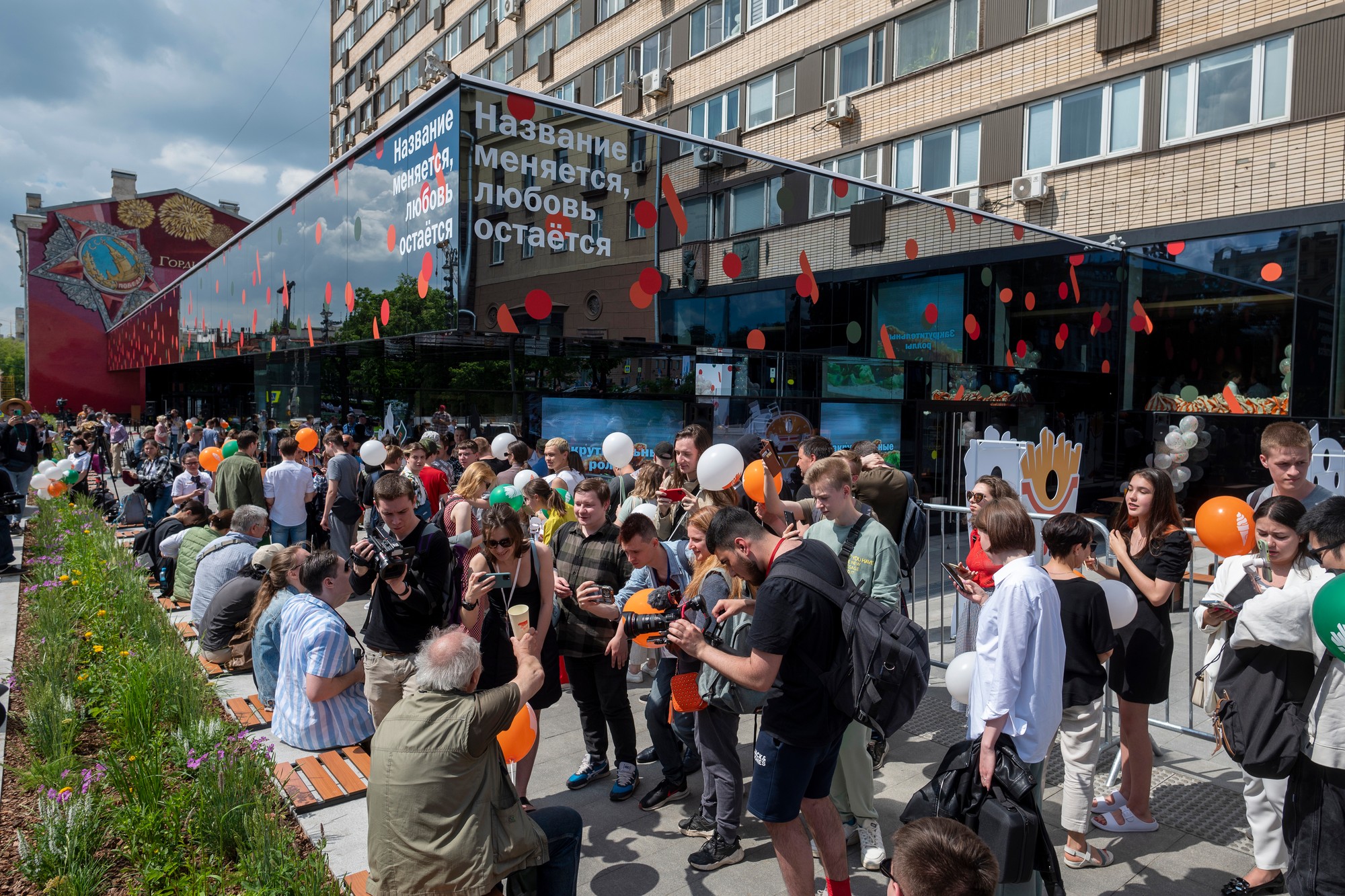 Ľudia čakajú na otvorenie reštaurácie s rýchlym občerstvením v priestoroch bývalej prevádzky McDonald's.