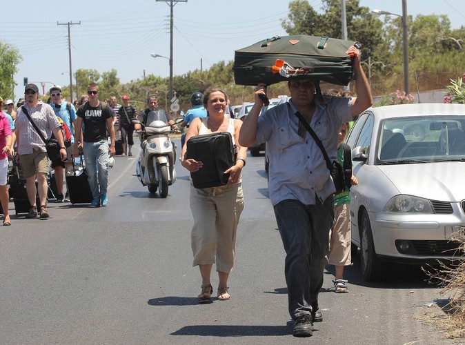 Turyści opuają lotnisko na Krecie zablokowane przez protestujących taksówkarzy