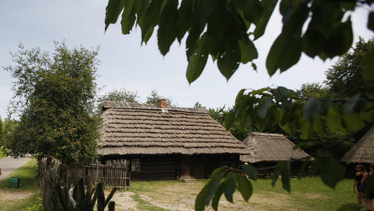 Jak wyglądamy w oryginalnym stroju rozbarskim lub cieszyńskim - możemy to sprawdzić przymierzając je w wirtualnej szafie, uruchomionej właśnie w Muzeum "Górnośląskim Parku Etnograficznym" w Chorzowie (Śląskie).