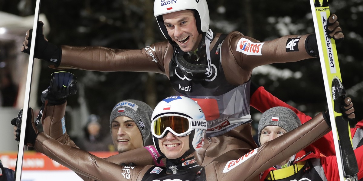 Kamil Stoch, Piotr Żyła i Maciej Kot cieszą się ze zdobycia kolejno pierwszego, drugiego i czwartego miejsca w 65. Turnieju Czterech Skoczni.