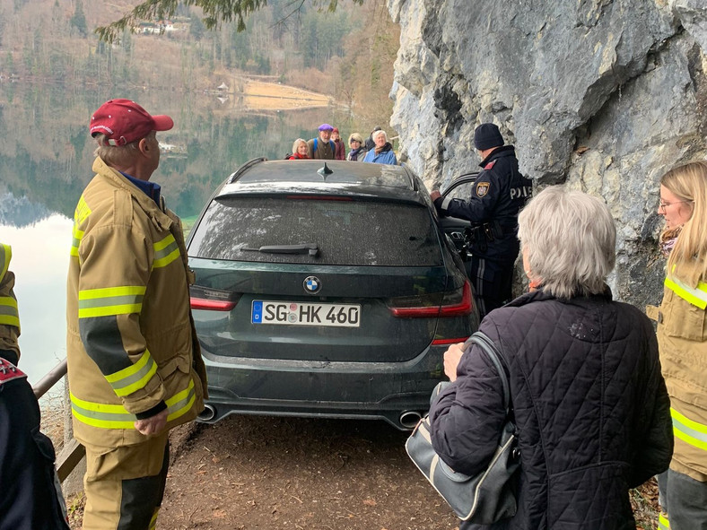 BMW-Alpina B3 Touring zakleszczona na górskim szlaku