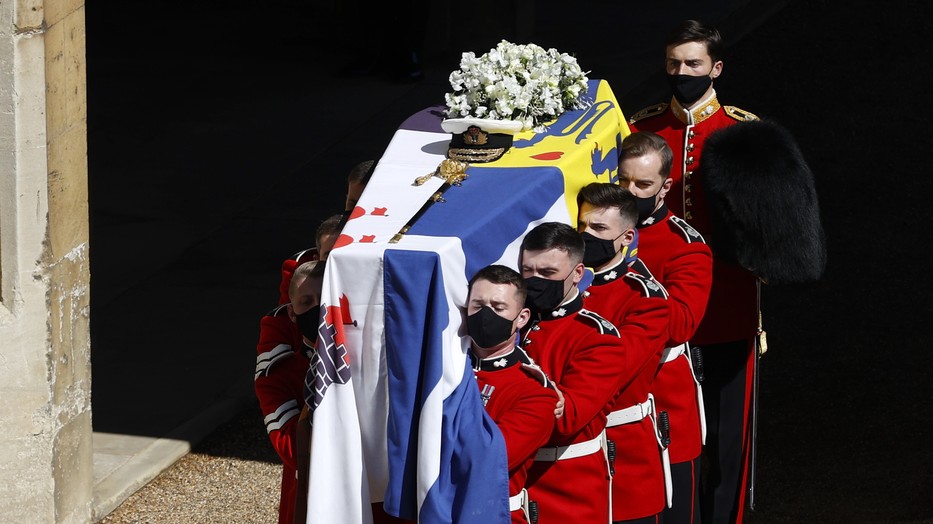 Fülöp herceg koporsóját kiviszik a kastélyból, és felhelyezik a halottas kocsira / GettyImages