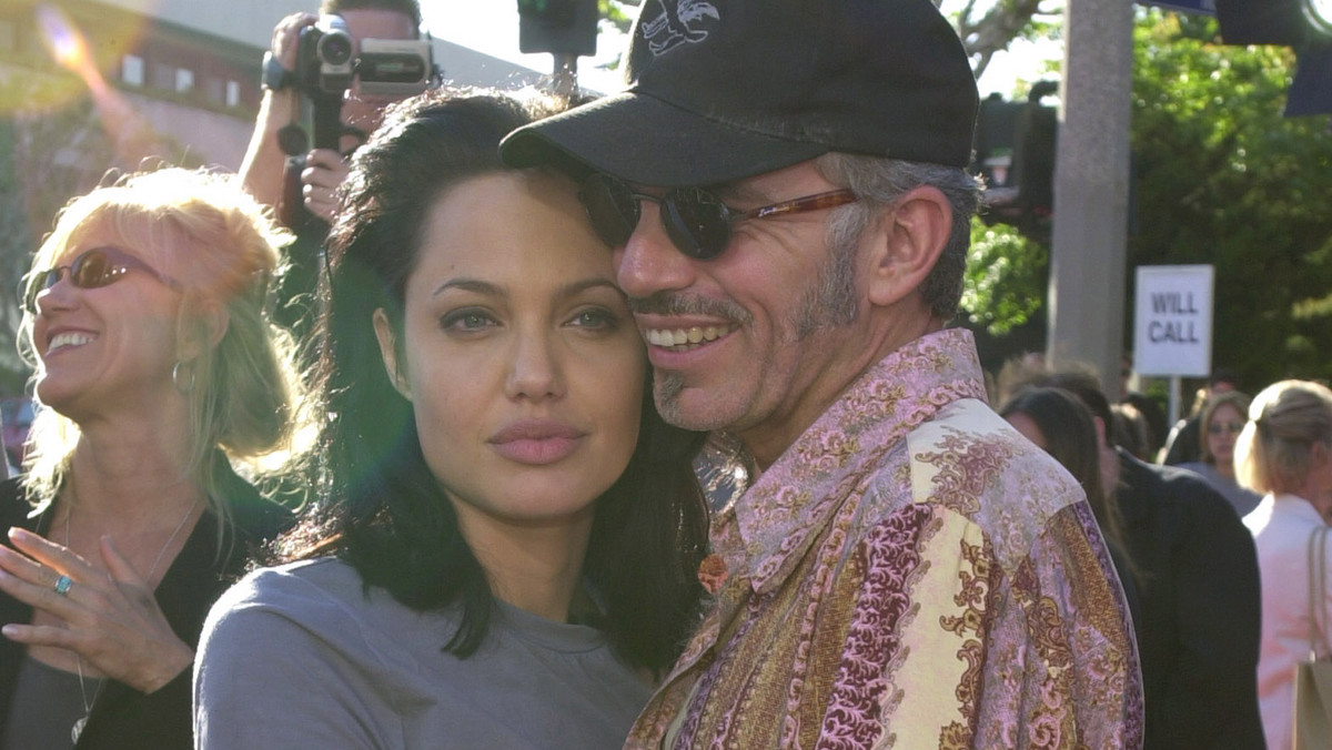 Choć uważa się ją za jedną z najpiękniejszych aktorek na świecie, Angelina Jolie wcale nie jest taka pewna siebie na jaką wygląda. Jej eksmąż, Billy Bob Thornton zdradził właśnie o co często kłócił się z ukochaną. Okazuje się, że Angie była potwornie zazdrosna o jego partnerki filmowe.