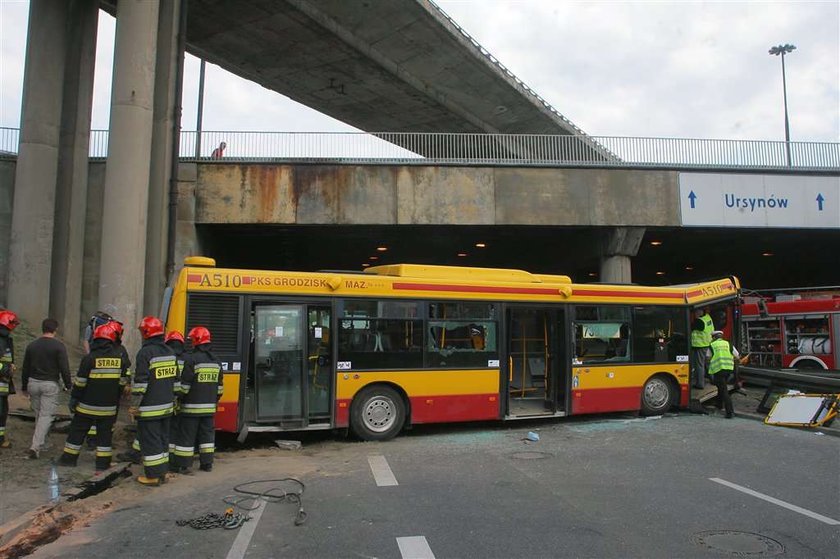 Masakra w stolicy! Autobus z dziećmi spadł ze skarpy!