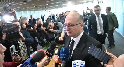 Wawrzyk tłumaczył się dziennikarzom. Nagle stanął za nim poseł Konfederacji i zrobił to