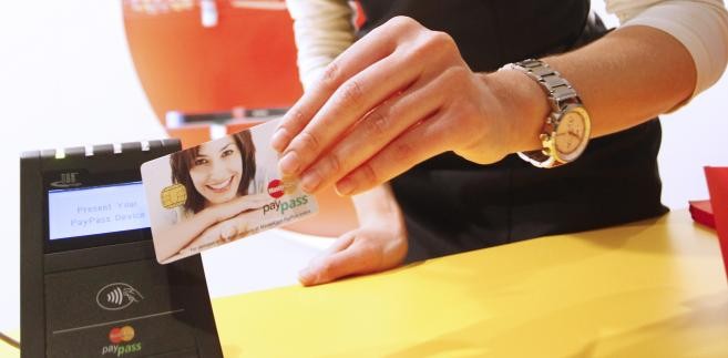 Chociaż większość Polaków stosunkowo dobrze zabezpiecza takie informacje, wciąż wielu z nas zapisuje PIN do karty kredytowej na telefonie, notesie i winnych łatwo dostępnych miejscach. GIODO przypomina, że takich danych nie powinno udostępniać się nawet najbliższym. Nie należy ich także podawać w mailach - to może być podstawą do dokonania transakcji przez nieuprawnioną osobę.