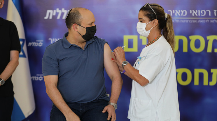 Naftali Bennett izraeli miniszterelnök megkapja a koronavírus elleni oltás harmadik adagját. / Fotó: MTI/EPA/Abir Szultan
