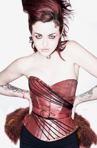 Takich gorsetów jeszcze nie widzieliście. Antiseptic Fashion szokuje niebanalnymi krojami oraz odważną stylizacją