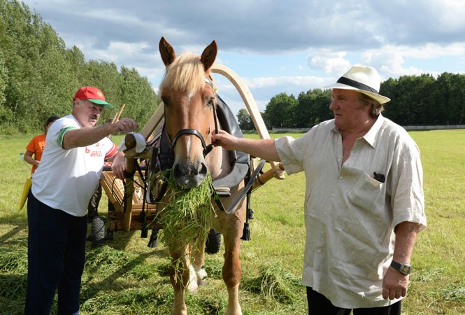 Aleksandr Łukaszenka i Gerard Depardieu na polu / fot. serwis prasowy prezydenta Białorusi