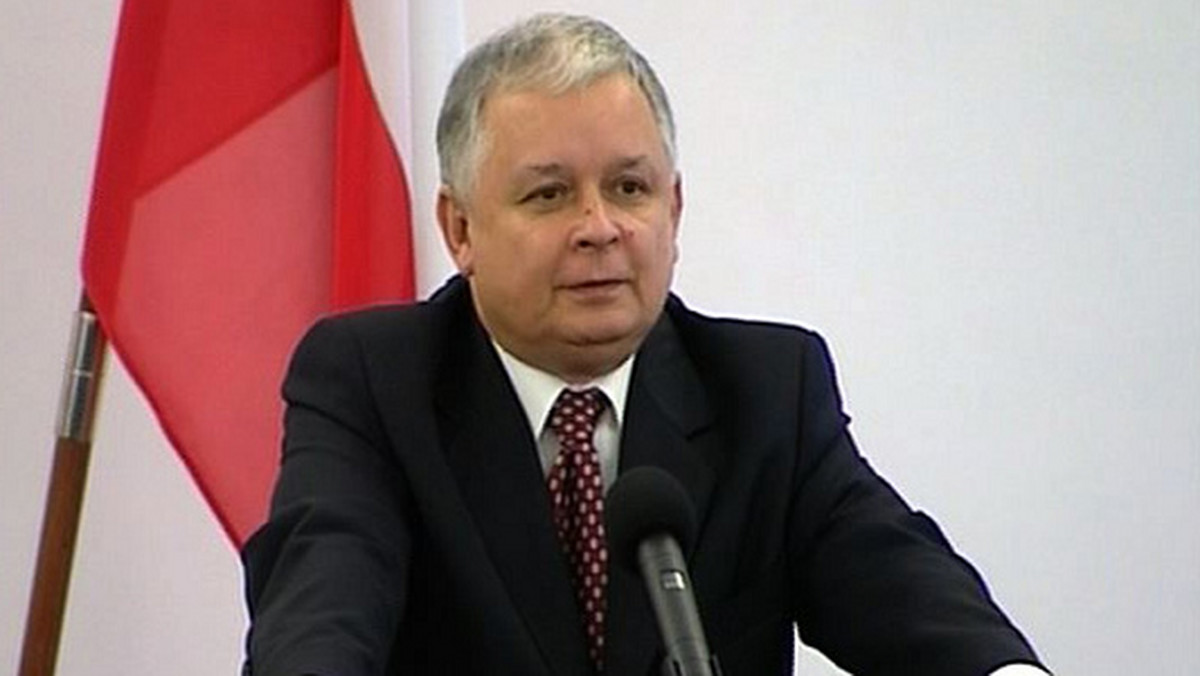 "Nie usiłujemy wcale z Polski, szóstego pod względem wielkości państwa UE, robić mocarstwa" - powiedział prezydent Lech Kaczyński w wywiadzie dla "Przekroju".