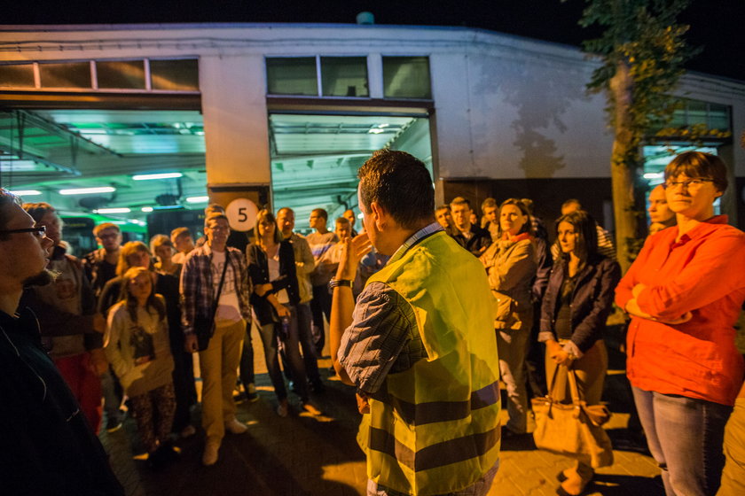 Tłumy ruszyły na nocne zwiedzanie zajezdni