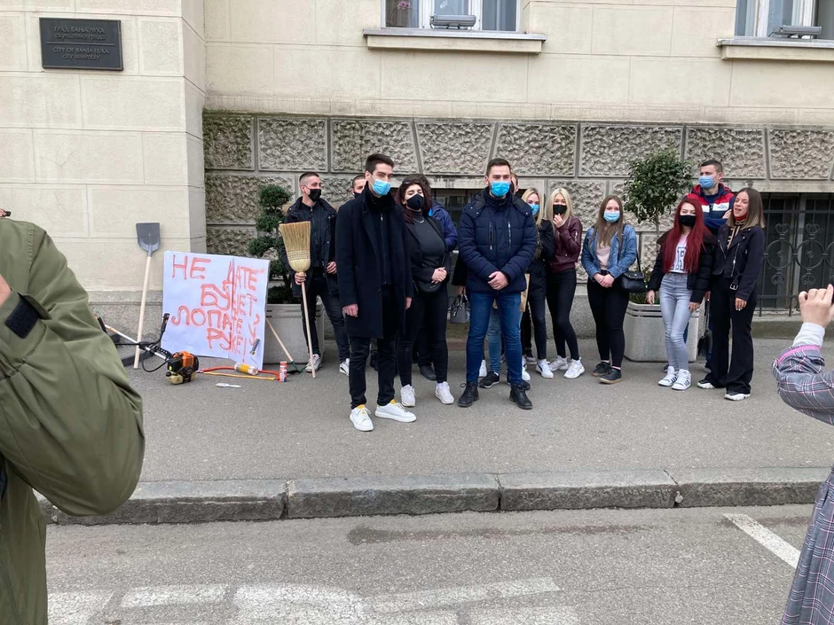 Okupljeni ispred Skupštine grada Banjaluka