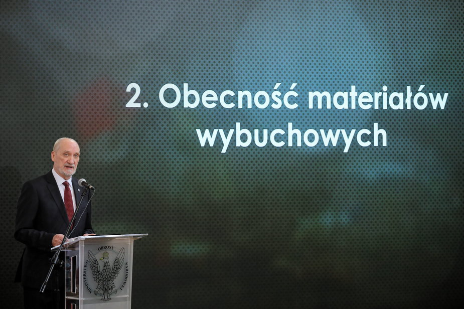 Antoni Macierewicz podczas prezentacji raportu z badania zdarzenia lotniczego z udziałem samolotu Tu-154 M (11.04.2022)