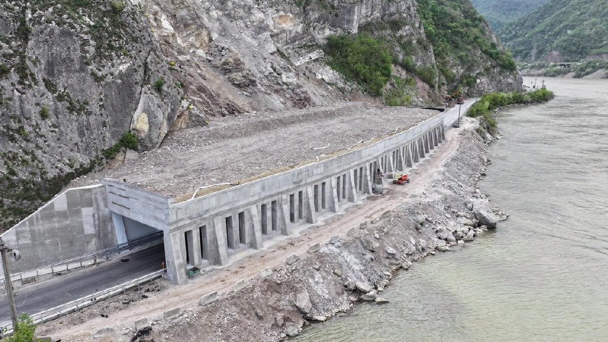 Contractul pentru consolidarea DN 7CC - Centura Călimănești a fost semnat: se va construi o polată de protecție