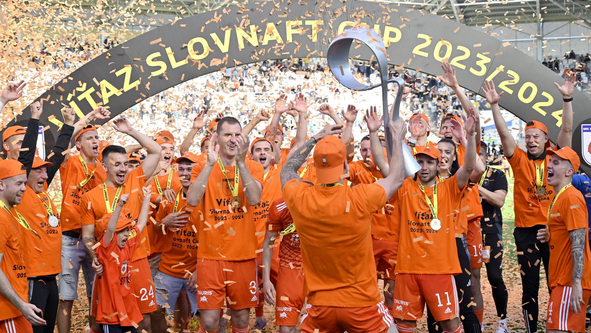 Futbalisti MFK Ružomberok sa tešia s trofejou po víťazstve vo finálovom zápase Slovnaft Cupu.