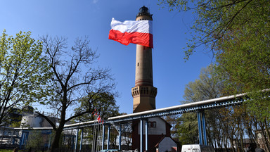 Ogromna flaga wciągnięta na latarnię morską w Świnoujściu