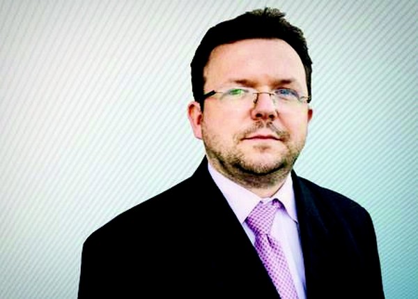 <b>Grzegorz Szczodrowski, ekspert Instytutu Sobieskiego: OFE</b><br /><br />Wybieram OFE, bo trafiają tam prawdziwe pieniądze, a nie w formule jakiegoś zapisu liczb, który robi urzędnik w ZUS przy nazwisku ubezpieczonego. Choć istnieje oczywiście ryzyko rynkowe, może być zapaść na rynkach i wszystko może runąć.