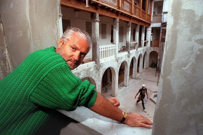 Đani Versaće nadgleda radove u svojoj vili, 1997.