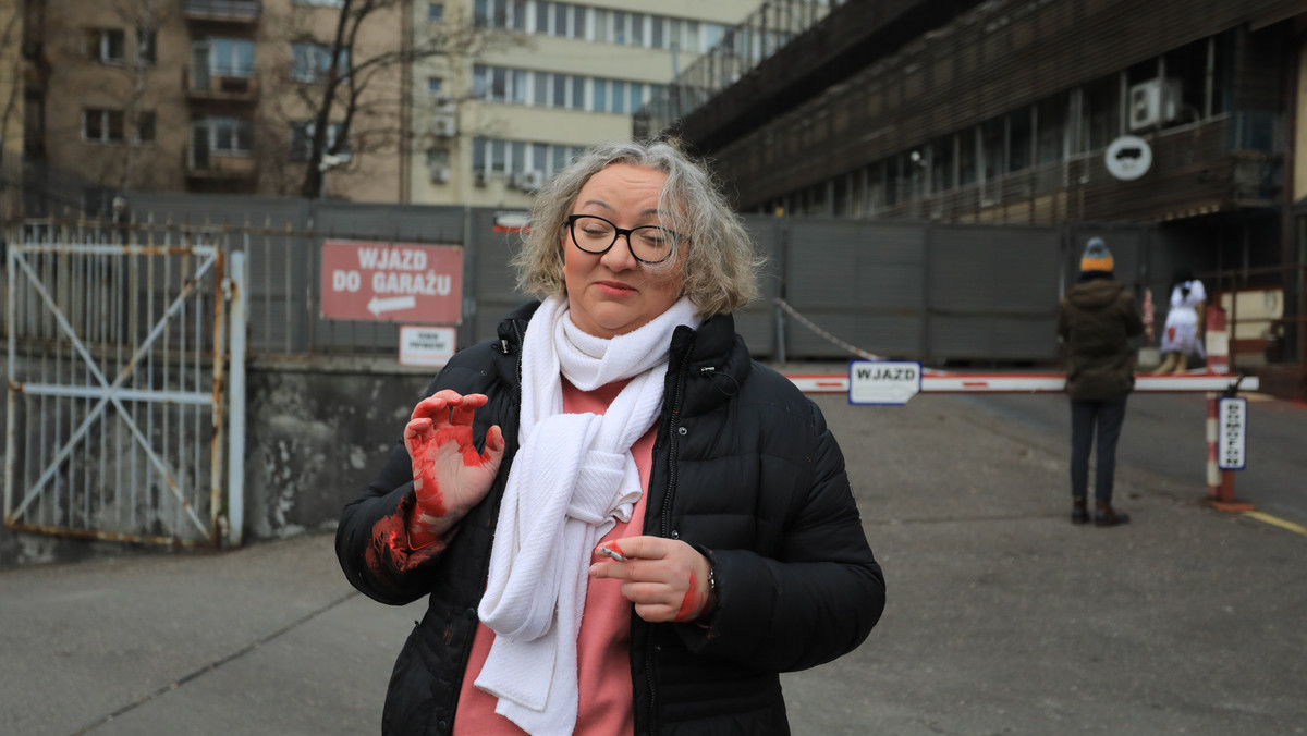 Marta Lempart dostała reprymendę od sprzątaczki przed siedzibą PiS