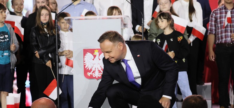 Politico: Ataki na LGBT, Niemców i Żydów dały PiS wielkie zwycięstwo