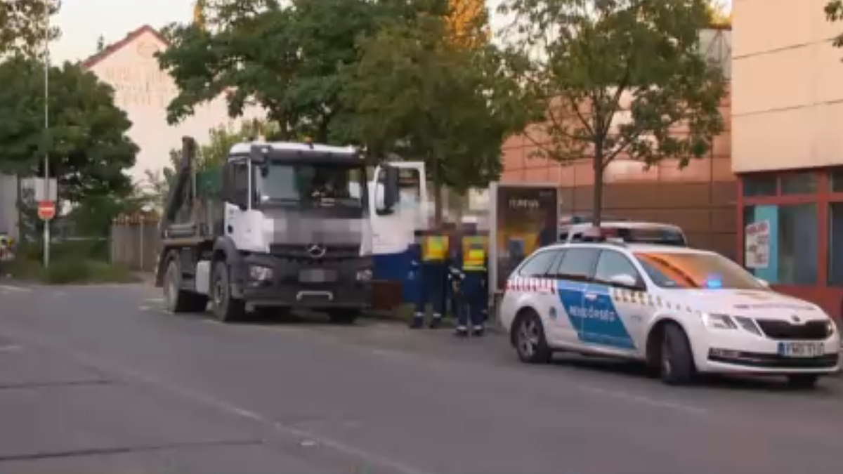 A telefonját nyomkodta: hosszú évekre rács mögé kerülhet az apát és lányát halálra gázoló teherautósofőr – videó