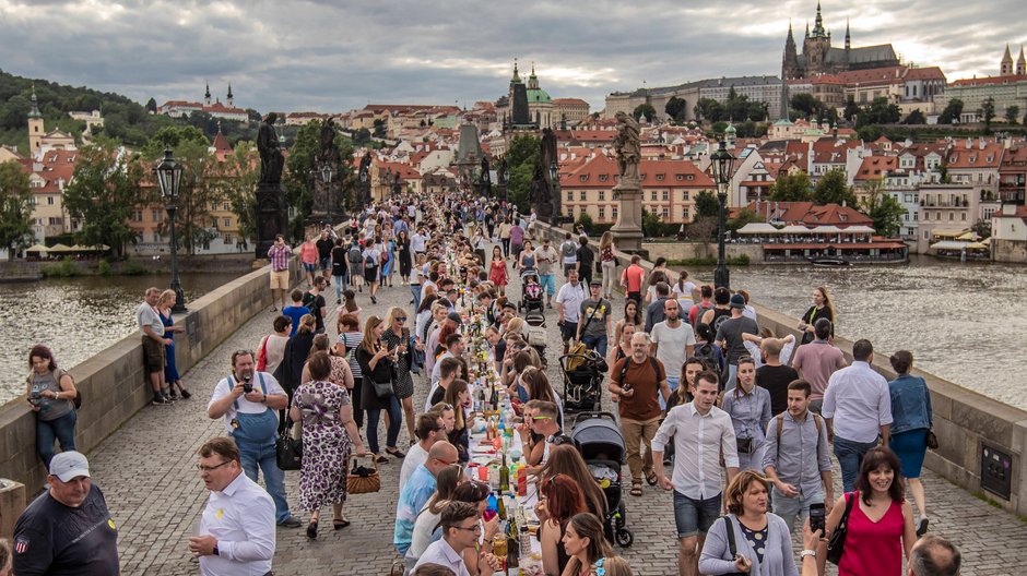 Zatłoczony most Karola w Pradze.