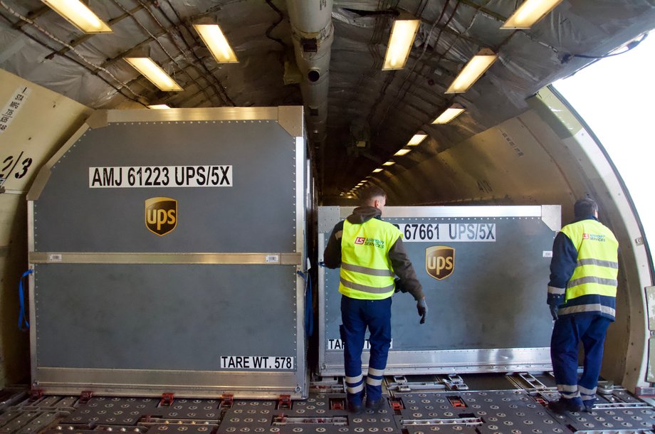 Na pokładzie MD-11F firmy UPS mieści się 36 kontenerów różnych rozmiarów. Ich załadunkiem zajmują się pracownicy firmy handlingowej - LS Airport Services.