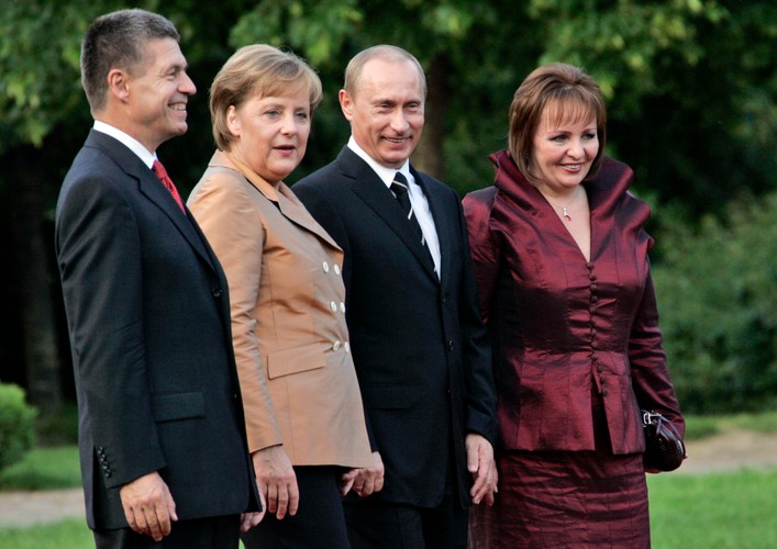 Państwo Putin oraz Angela Merkel z mężem