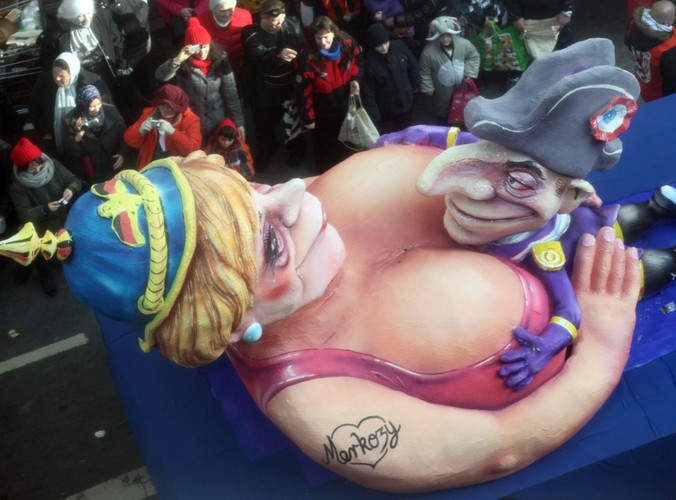 Angela Merkel i Nicolas Sarkozy na paradzie w Dusseldorfie