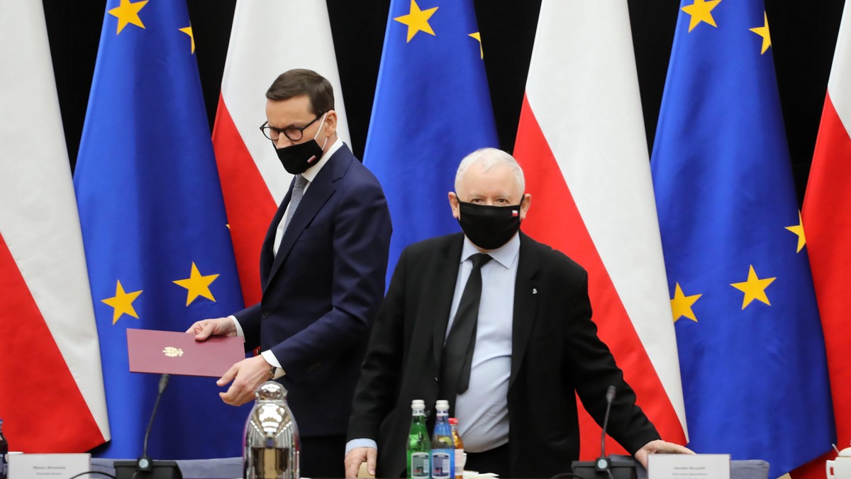 Premier Mateusz Morawiecki (L) oraz prezes PiS, wicepremier Jarosław Kaczyński