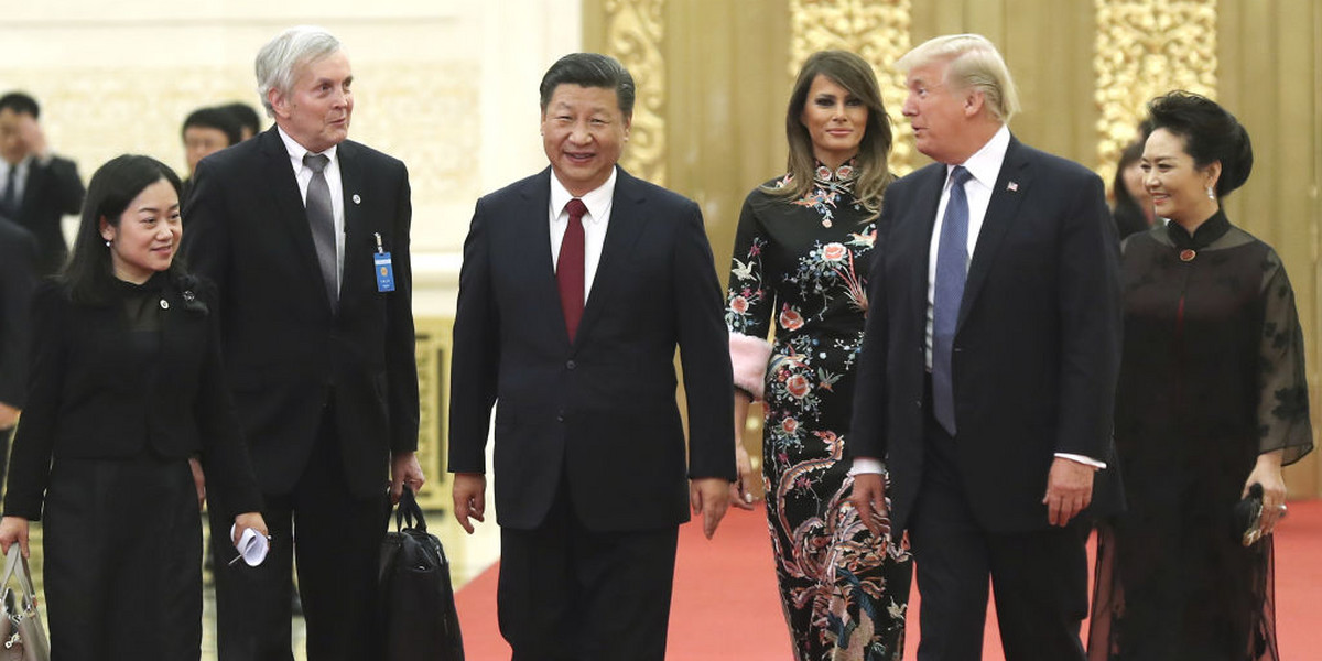 Na początku sierpnia Donald Trump wyraził niezadowolenie z braku postępów w rozmowach z Chinami i ogłosił, że nałoży dodatkowe taryfy na chińskie towary warte 300 mld dol. rocznie. Wycofał się jednak częściowo z tych zapowiedzi we wtorek, 13 sierpnia. Przełożył datę wprowadzenia ceł na grudzień. Na zdjęciu oficjalna wizyta prezydenta USA w Pekinie w listopadzie 2017 r. 