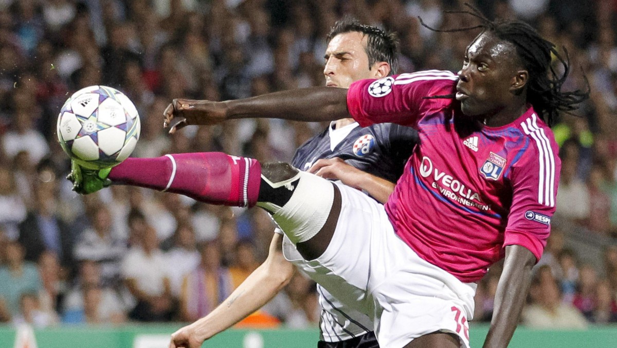 Olympique Lyon dokonał cudu i gromiąc na wyjeździe Dinamo Zagrzeb 7:1 (1:1) wywalczył awans do fazy pucharowej Ligi Mistrzów. Francuskiej ekipie pomogli piłkarze Ajaxu, którzy przegrali z Realem Madryt 0:3, spadając w tabeli grupy D na trzecie miejsce.