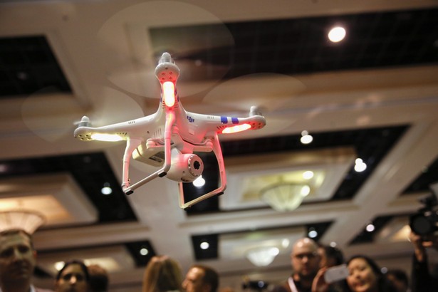 Zdalnie sterowany dron DJI Innovations Phantom podczas spotkania dla prasy przed rozpoczęciem Consumer Electronics Show (CES 2014) w Las Vegas, 5.01.2014.