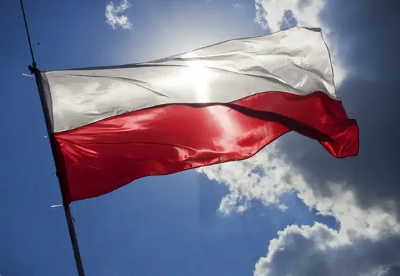 Politycy, uwaga! Polaków zawsze złączą kolejki i flaga