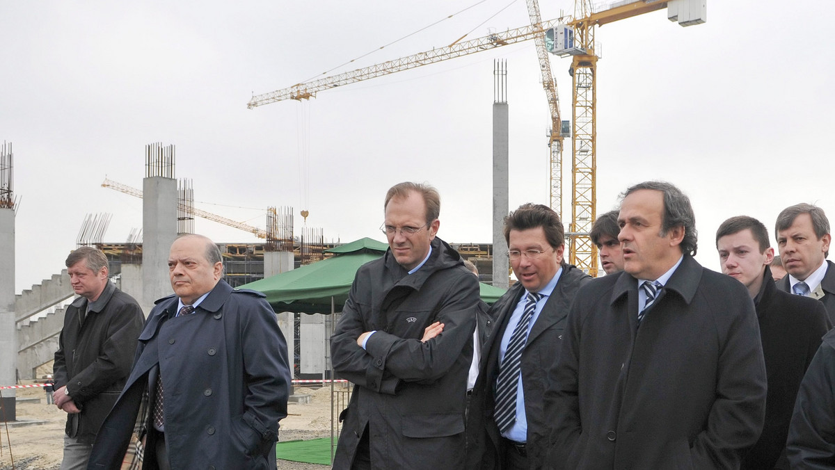 Michel Platini wierzy, że Ukraina zdąży przygotować się do piłkarskich mistrzostw Europy w 2012 roku. Prezydent UEFA jednak przestrzegł w środę we Lwowie, iż "nastąpi moment, gdy już nie będzie można zrobić kroku do tyłu".