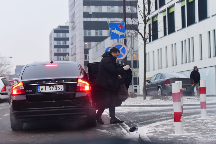 Troskliwy tata odwiedził w szpitalu chorego synka